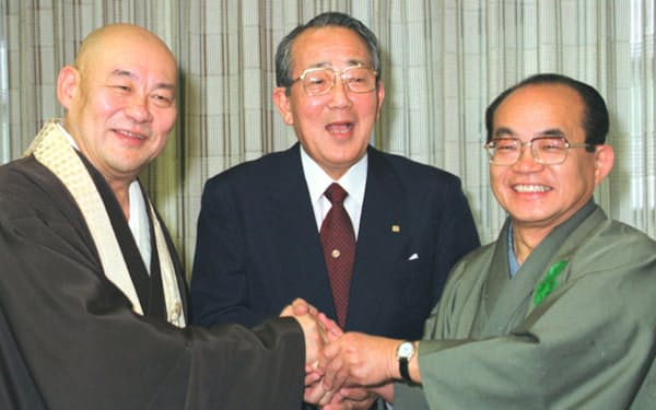 稲盛氏は京都仏教会と京都市の和解にも尽力した（1999年5月、京都市の京都商工会議所）＝共同