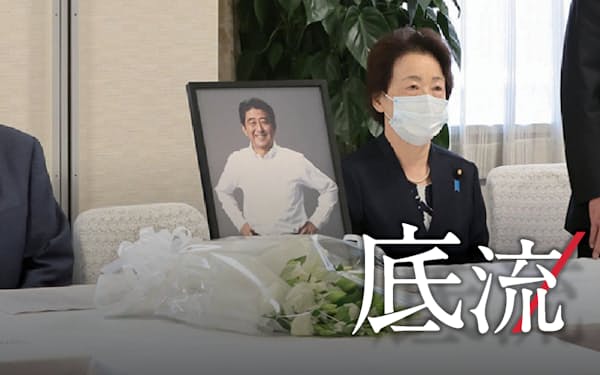 安倍元首相の遺影が飾られた自民党安倍派の総会（7月21日、党本部）