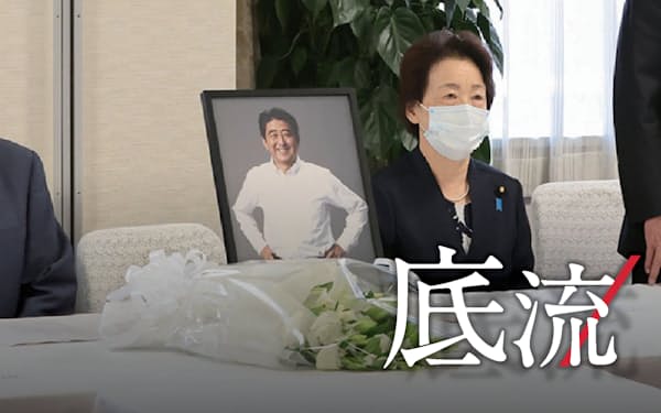 安倍元首相の遺影が飾られた自民党安倍派の総会(7月21日、党本部)