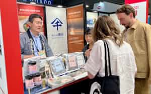 海外の商談会に参加し、新市場の開拓を進める(5月、スペイン・バルセロナ)=磯屋提供 海外の商談会に参加し、新市場の開拓を進める(5月、スペイン・バルセロナ)=磯屋提供