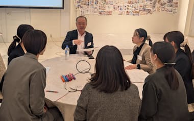 女性社員と対話する山口銀行の曽我頭取(11日、山口市)