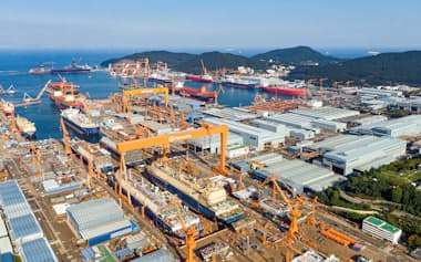 ハンファが韓国南部にもつ造船所=同社提供