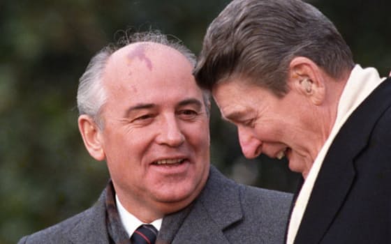 1987年12月、ホワイトハウスでの首脳会談を前に談笑するソ連のゴルバチョフ書記長（左）とレーガン米大統領（いずれも当時）=AP