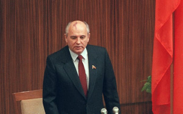 　1990年3月、モスクワのクレムリンで大統領の就任宣誓をするゴルバチョフ氏（共同）