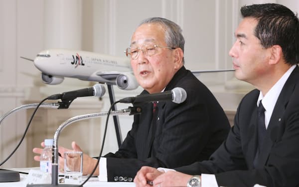 日本航空の会長に就任し、記者会見する稲盛和夫氏（左）（2010年2月、東京都港区）
