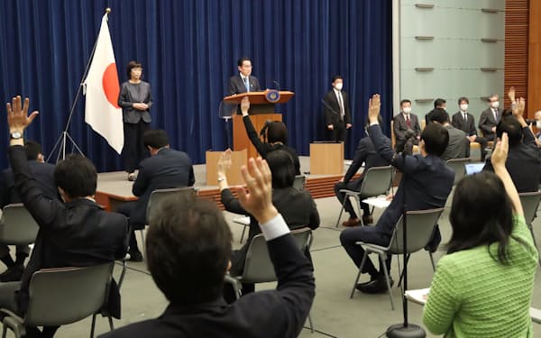 対面での公務に復帰し、記者会見する岸田首相（31日午前、首相官邸）
