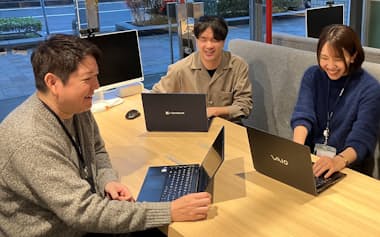 社員のやる気を高める「報酬巧者」をめざす坂本哲社長㊧(鳥取市のアクシスIT本社)