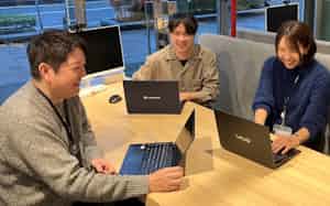 社員のやる気を高める「報酬巧者」をめざす坂本哲社長㊧(鳥取市のアクシスIT本社) 社員のやる気を高める「報酬巧者」をめざす坂本哲社長㊧(鳥取市のアクシスIT本社)