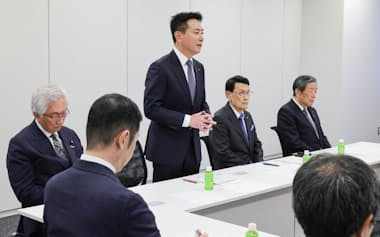 整備新幹線プロジェクトチームの初会合で発言する日本維新の会の前原共同座長(中央)。右隣は自民党の渡海共同座長(12日午前、国会内)