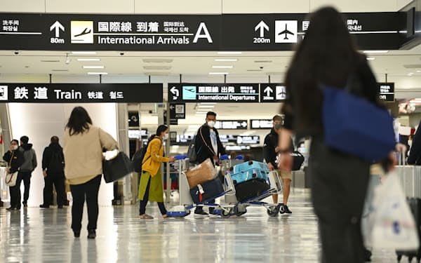 政府は新型コロナとの共生に向けた体制整備を急ぐ（成田空港）