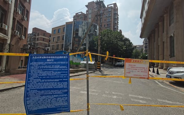 新型コロナウイルスの感染対策で封鎖された住宅地（8月31日、遼寧省大連市）