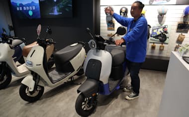 EZZY500(右)は導入価格を抑えた戦略車種だ(11日、台北のゴゴロ店舗)