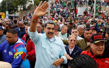 集会に参加するベネズエラのマドゥロ大統領(10日、カラカス)=AP