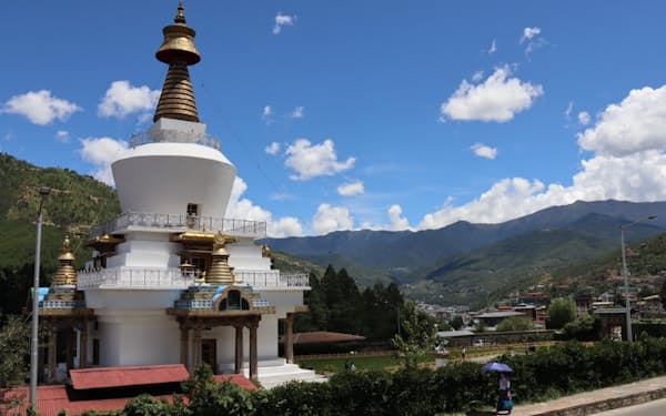 首都ティンプーでは豊かな自然とチベット仏教に基づく独特な文化などを観光できる