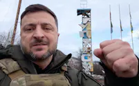 ウクライナ東部の前線を視察したゼレンスキー大統領(12日、ハルキウ州クピャンスク)=ウクライナ大統領府提供AP