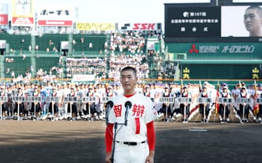 今夏の甲子園大会は猛暑対策で史上初めて夕方に開会式が開かれた