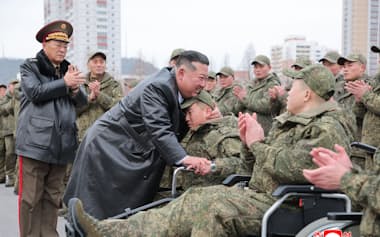 ロシアに派遣した北朝鮮兵士の帰国を祝う歓迎式で兵士を抱きしめる金正恩総書記(中央)=朝鮮通信