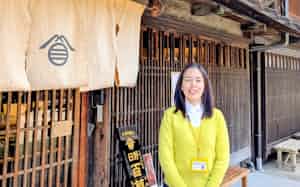 日野百草本舗奈良井店と石黒和佳子社長。着ている服はキハダで染めたものだ 日野百草本舗奈良井店と石黒和佳子社長。着ている服はキハダで染めたものだ