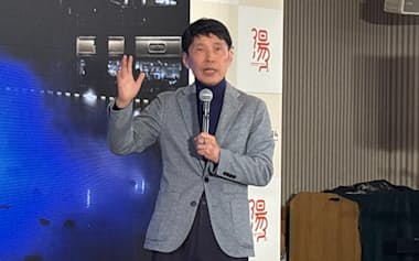 映画撮影に使う大型スタジオの誘致構想などを発表する群馬県の山本知事(14日、群馬県草津町)