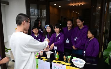 子供たちが考案したドリンクやフードを島民らに販売した(2025年11月)