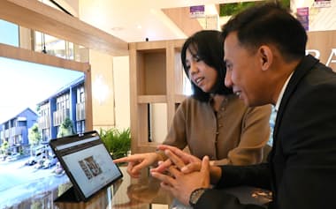 生成AIを用いた三菱商事の住宅内装アンケートに回答するインドネシア人(10月、バンテン州タンゲラン)