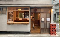 2021年11月にオープンした立ち飲みフグ料理店「築地長屋6-7-7」。夏の間も地元住人や築地で働く人々のオアシスとなった
