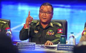 ゾーミントゥン報道官は記者会見で米国への不信感をあらわにした(14日、ヤンゴン)=AP ゾーミントゥン報道官は記者会見で米国への不信感をあらわにした(14日、ヤンゴン)=AP