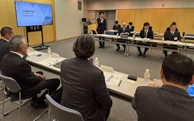 市内の100億宣言企業を集めた初会合で挨拶する群馬県太田市の穂積市長㊥(12日、太田市役所)