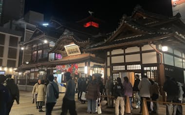観光客でにぎわう道後温泉本館(13日、松山市)