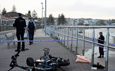 襲撃テロが発生したボンダイビーチは警察官が現場を封鎖した(15日、ボンダイビーチ)=ロイター