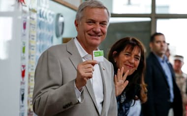 大統領選で投票する右派カスト候補(14日、サンティアゴ)=ロイター