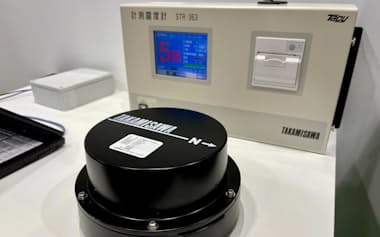 震度計は円形の計測部分(手前)と処理部分で構成され、処理部分では観測データも印刷できる