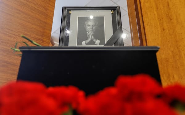 ゴルバチョフ財団に置かれたゴルバチョフ氏の遺影には花が手向けられた（８月31日、モスクワ）＝ロイター