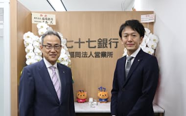 福岡法人営業所を開設した七十七銀行の小林頭取㊧と十亀所長(15日、福岡市)
