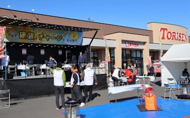 とりせんローズタウン店の駐車場で硬貨を電子マネーに交換する実証実験が行われた(12日、前橋市)