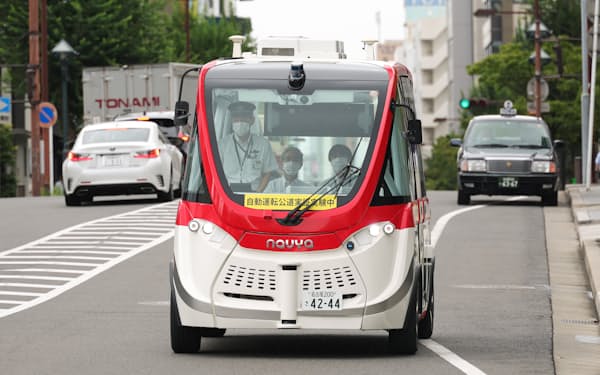 実証実験で名古屋市中心部を走行する自動運転バス（1日、名古屋市中区）