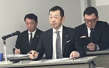 柿安本店の赤塚社長(写真中央)は決算説明会で2026年4月期の業績について「楽観視していない」と述べた(15日、東京・中央)