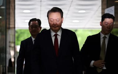 裁判所に到着した尹錫悦(ユン・ソンニョル)前大統領㊥(7月、ソウル)=ロイター