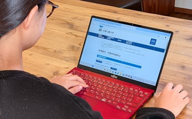 ウェブ入試システムを使って出願手続きを進める学生