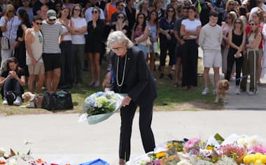 テロの現場となったボンダイビーチでは英国王の代理人である総督など多くの人が献花した=AP