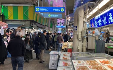 関西客が回復して「宿泊・飲食サービス」の数値が改善した(15日、金沢市の近江町市場)
