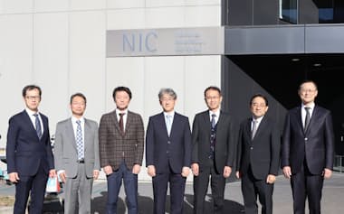 産学研究部門を開設した(ブラザー工業の安井邦博執行役員=左から4人目と、 名古屋大学の佐宗章弘副総⻑=同5人目)