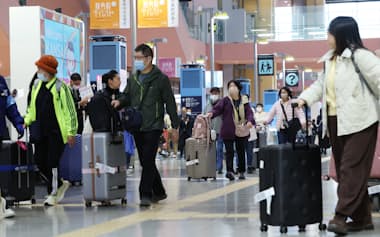 関西国際空港に到着した訪日外国人客ら(12月)
