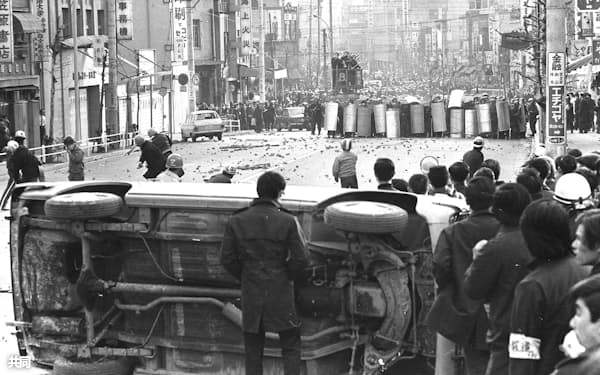  1969年1月18日、東大安田講堂の攻防に呼応して東京都千代田区の明大通りで、反日共系学生が機動隊と衝突し乗用車などで道路を封鎖した、明治大学前通りで=1969(昭和44)年1月18日
