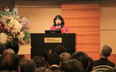 東北・宮城の経済関係者らに講演する片山財務相(13日、仙台市)