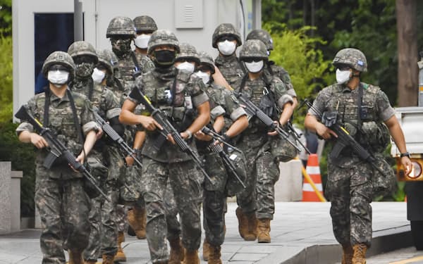ソウル市内で米韓合同軍事演習に参加する韓国軍兵士。北朝鮮への警戒が高まっている＝8月24日（共同）
