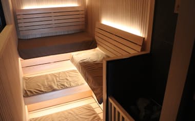 個室サウナは3人以上でも1度に入れるくらい広めの設計になっている