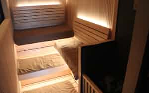 個室サウナは3人以上でも1度に入れるくらい広めの設計になっている 個室サウナは3人以上でも1度に入れるくらい広めの設計になっている