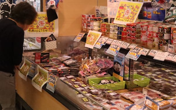 鮮魚店の吉池はクジラの生肉を店頭で販売した（9月2日、東京都台東区）