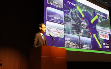 「大分県企業立地セミナーin東京」でプレゼンする佐藤樹一郎知事(15日、東京都千代田区)